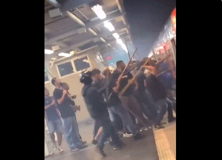 Torcedores de Corinthians e São Paulo brigam em estação após partida