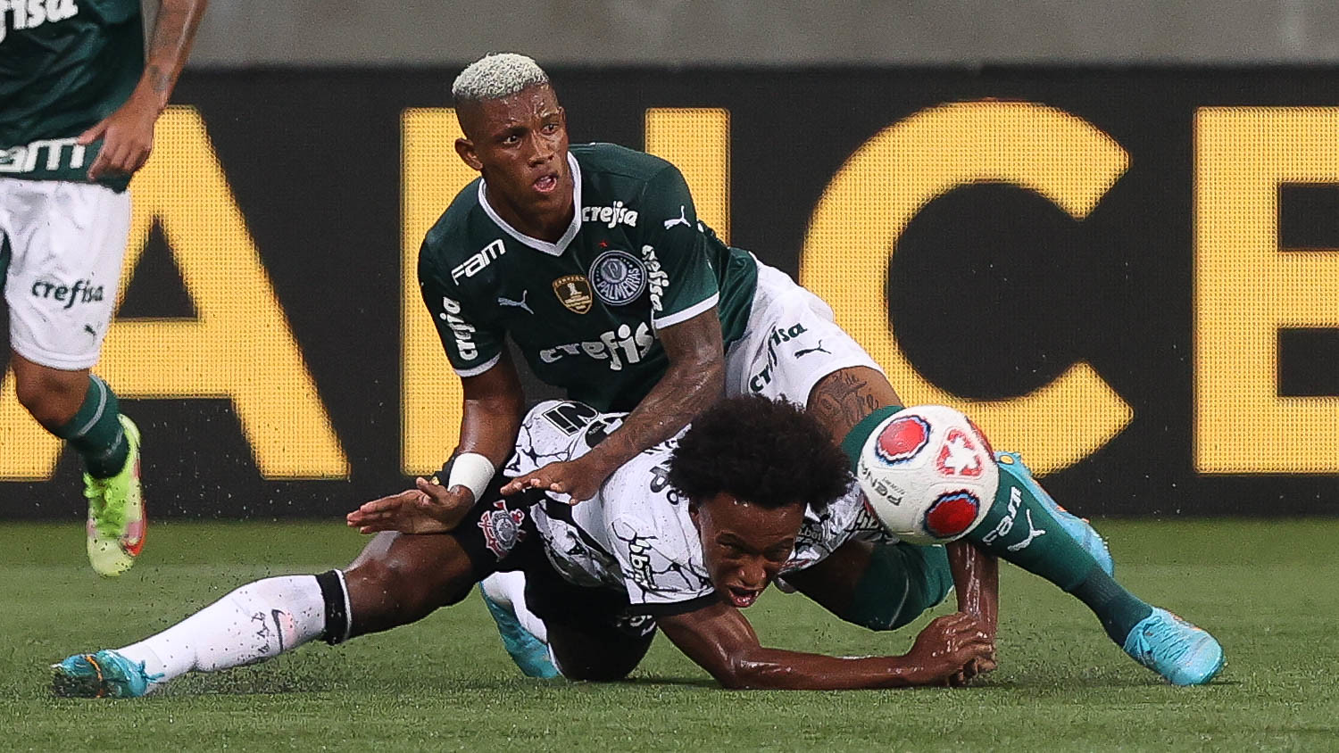 Corinthians e Palmeiras fazem jogo equilibrado e ficam no 0 a 0