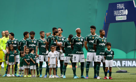 Crianças em campo antes do início da partida entre Palmeiras e São Paulo, no Allianz Parque, em São Paulo. (Foto: Fabio Menotti)
