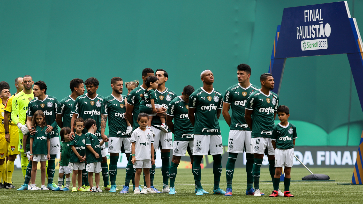 Crianças em campo antes do início da partida entre Palmeiras e São Paulo, no Allianz Parque, em São Paulo. (Foto: Fabio Menotti)