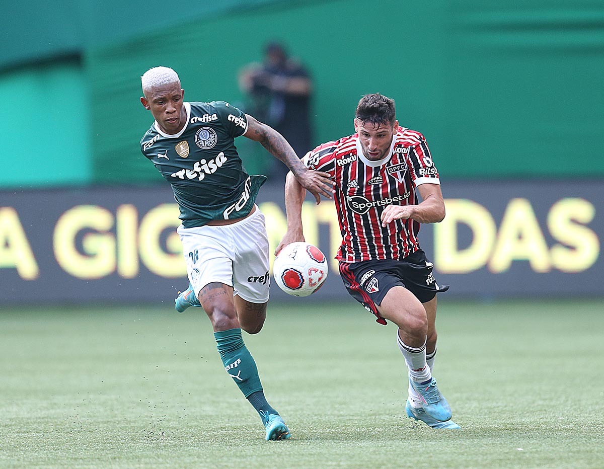 Calleri se manifesta após derrubar celular de jovem da base do Palmeiras; confira