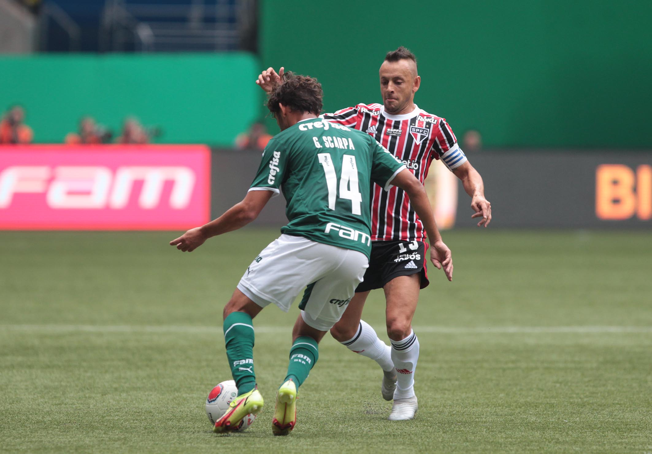 Rafinha lamenta a derrota na final para o Palmeiras, mas frisa: 'Ceni faz um belo trabalho'