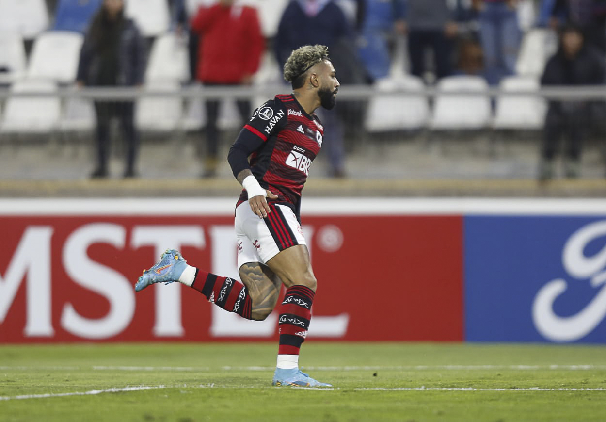 Com dois de Gabigol, Flamengo vence a Católica e se isola na liderança do grupo H da Libertadores
