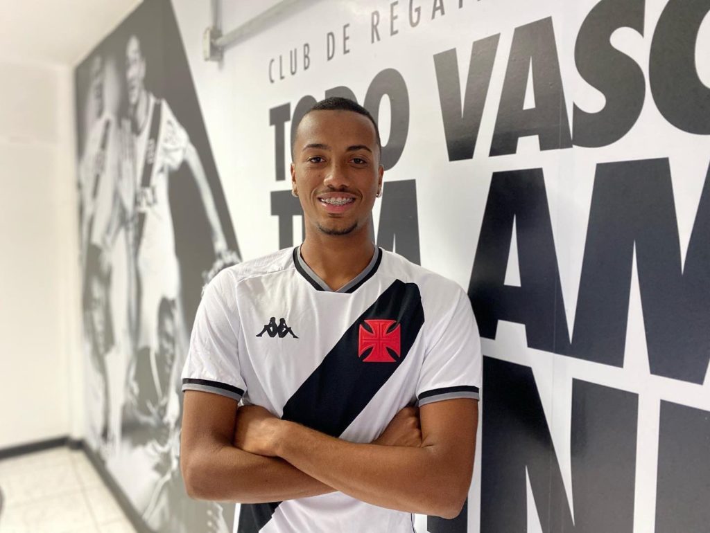 Destaque do sub-17, atacante assina primeiro contrato profissional com o  Corinthians, corinthians