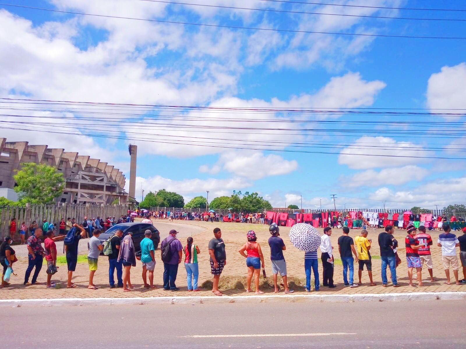 Torcida do Flamengo faz longa fila por ingressos para duelo contra o Altos, no Piauí