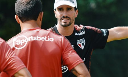 Auxiliar técnico do São Paulo comanda atividade para titulares visando estreia no Brasileirão com ausências