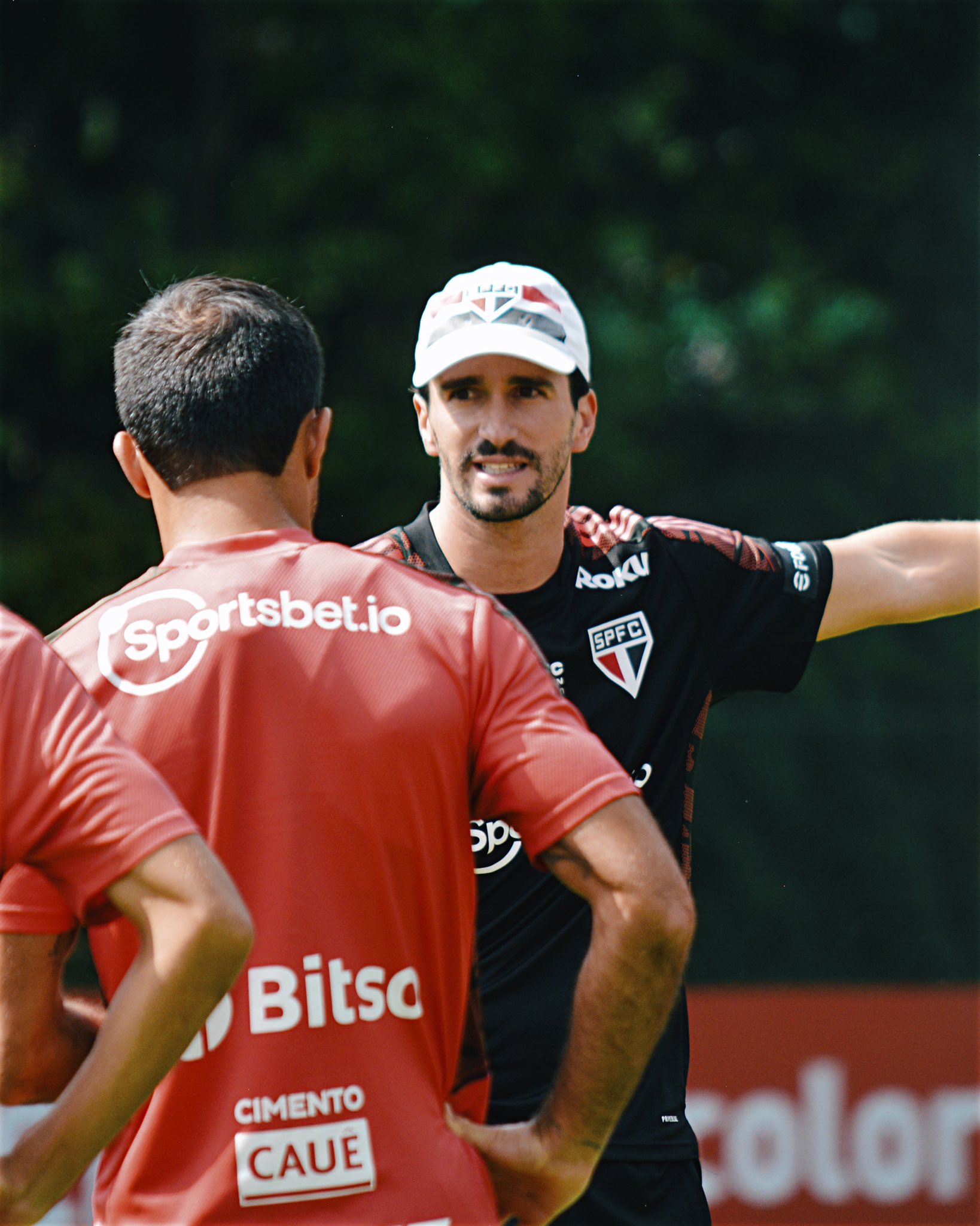 Auxiliar técnico do São Paulo comanda atividade para titulares visando estreia no Brasileirão com ausências