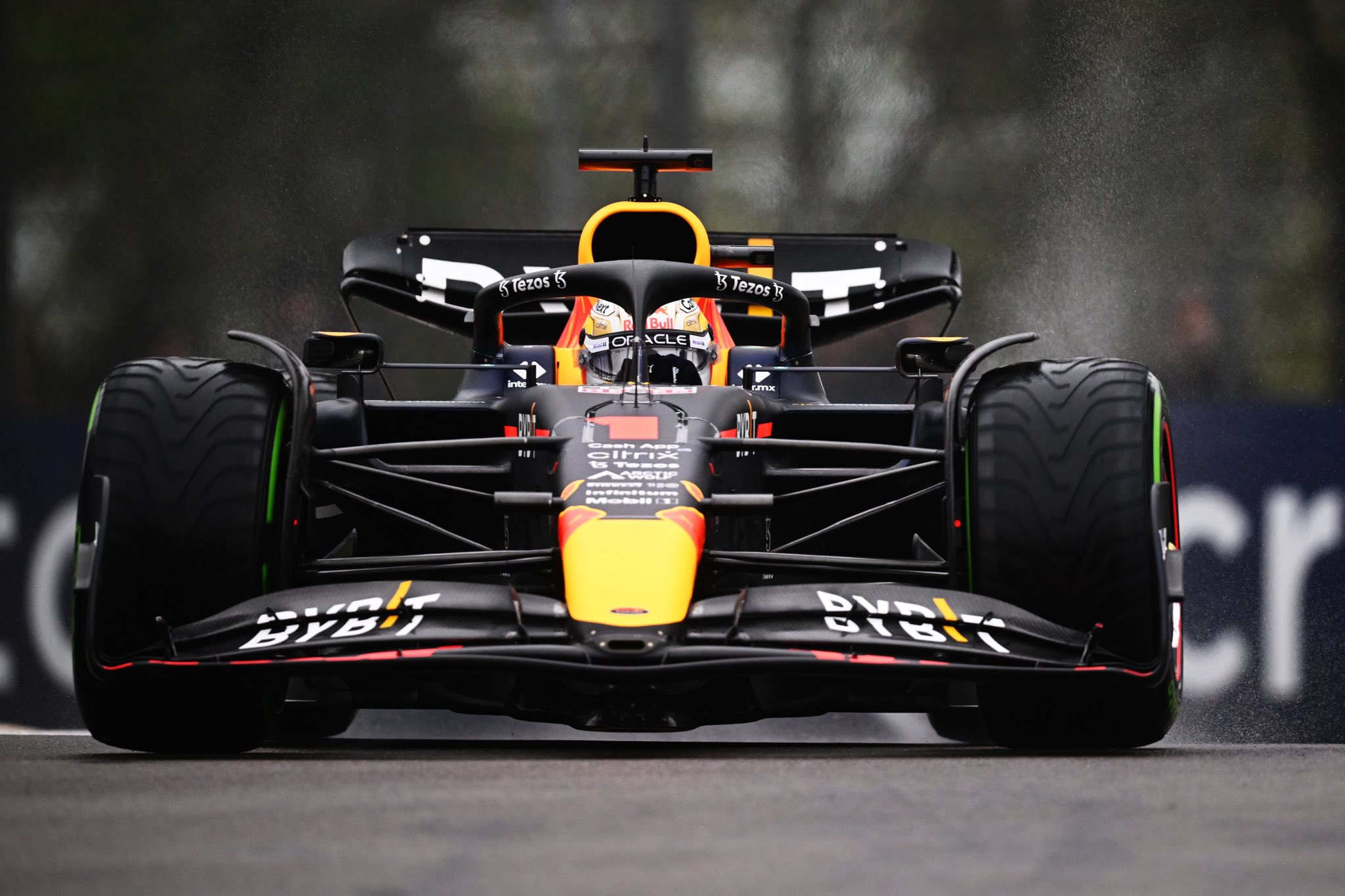 Max Verstappen bate Leclerc e vence corrida sprint em Imola