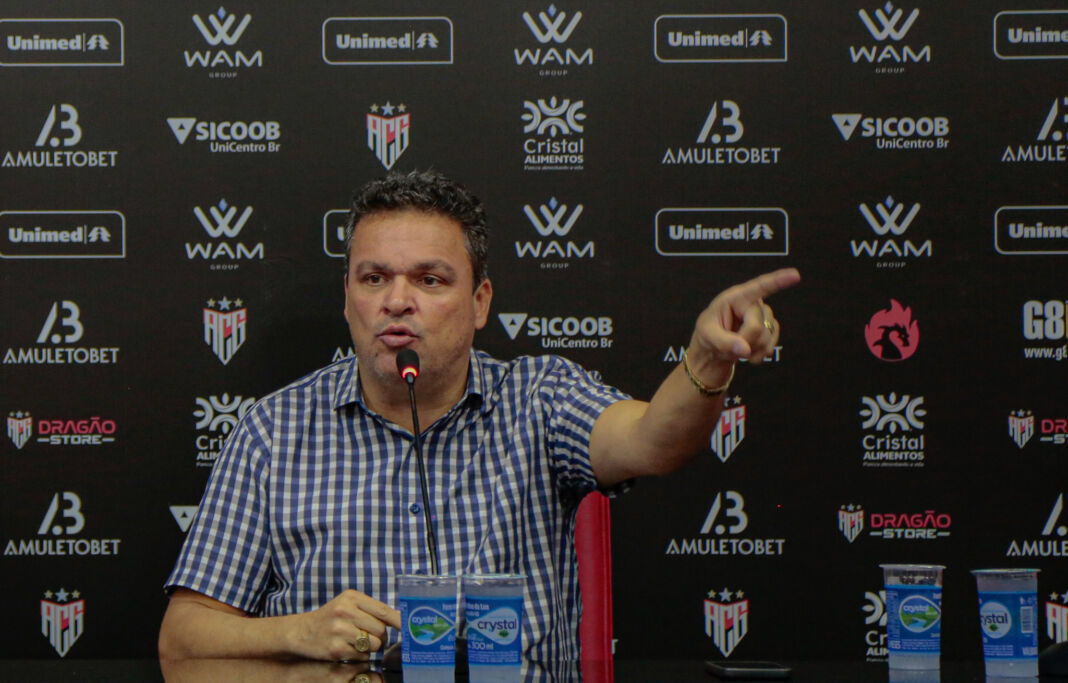 Insatisfeito a defesa, Adson Batista destaca: "Bola parada contra o Atlético está igual pênalti"