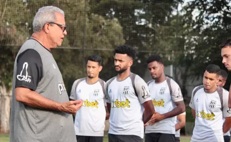 Hélio dos Anjos treinando a Ponte Preta para enfrentar o Brusque