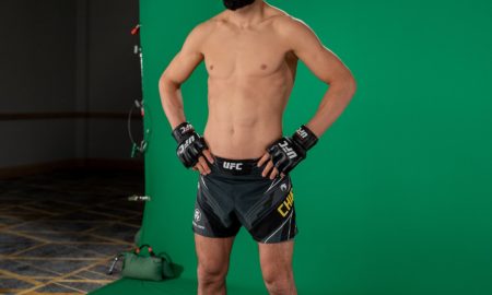 Khamzat Chimaev posa para foto (Foto: Divulgação/Twitter Oficial UFC)