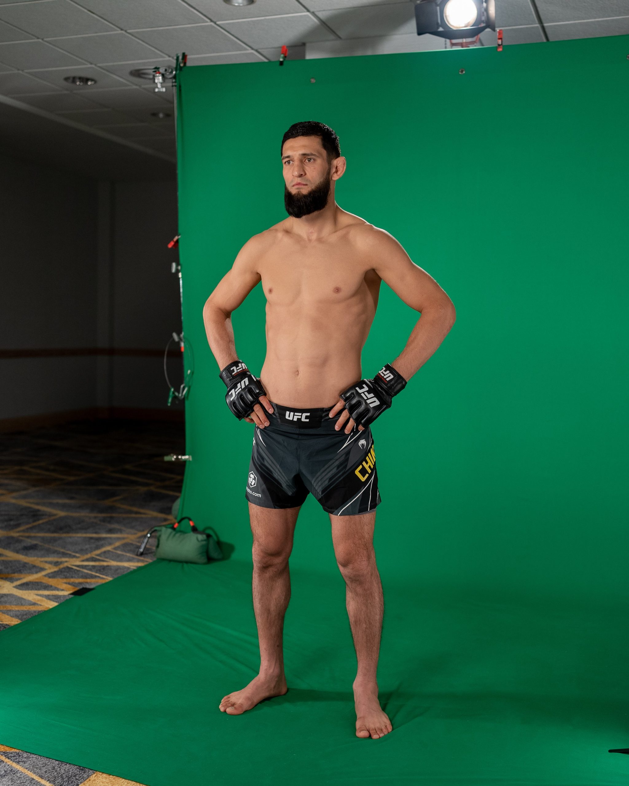 Khamzat Chimaev posa para foto (Foto: Divulgação/Twitter Oficial UFC)