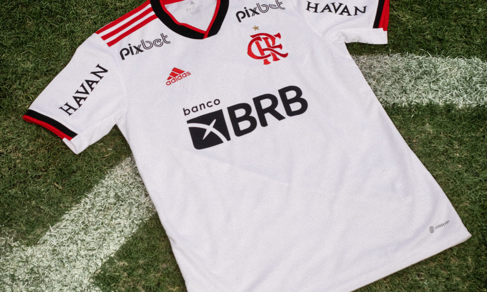 O novo uniforme do Flamengo tem um patch com a bandeira do estado