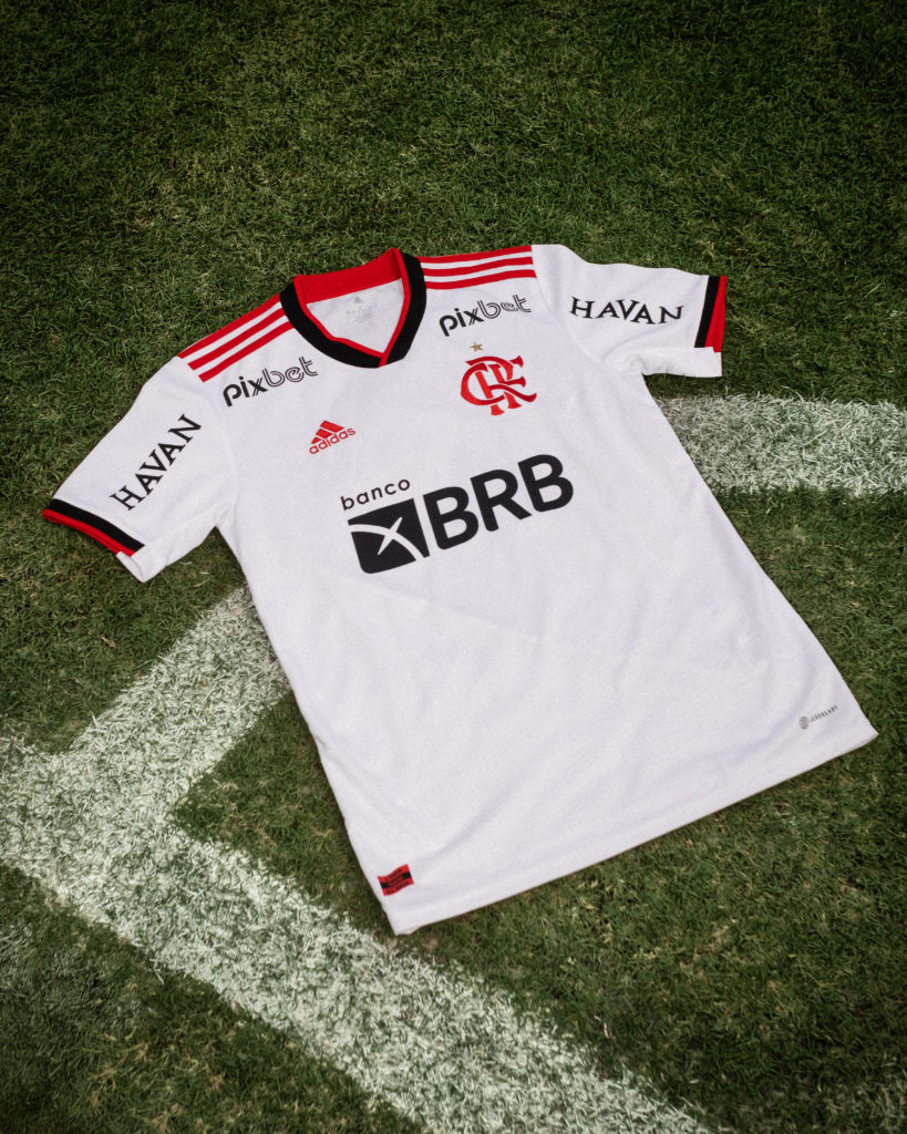 Vasco lança segunda camisa inspirada em anos vitoriosos; veja fotos