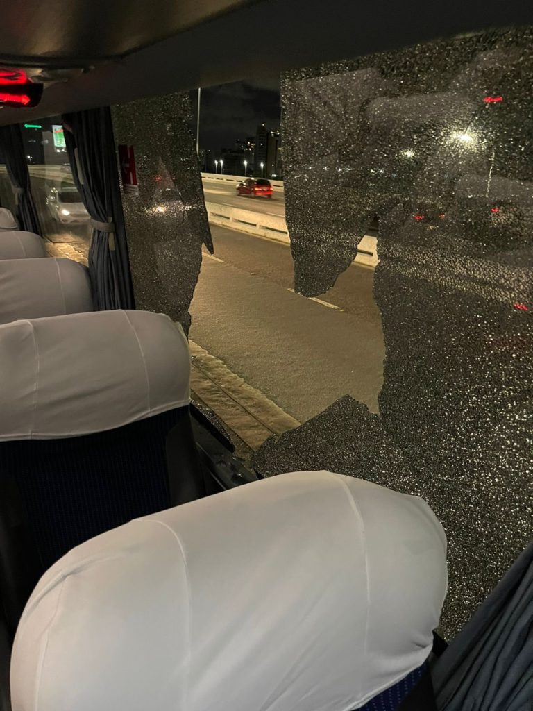 Ônibus do São Paulo é atacado com pedras antes de jogo pelo Campeonato  Brasileiro