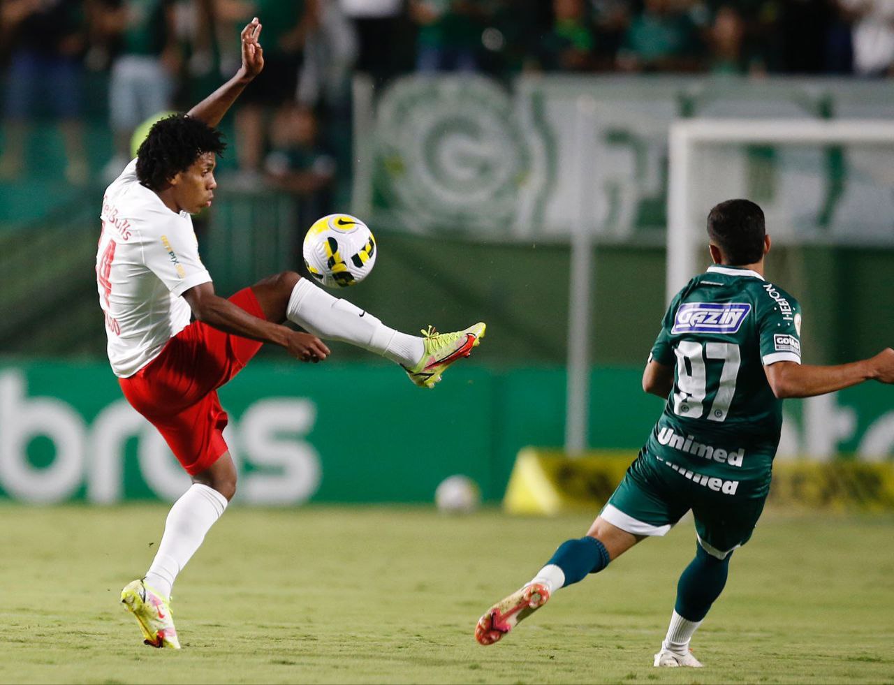 Andrés Hurtado fez uma boa partida e soube segurar o ataque do clube goiano. Foto: Ari Ferreira/Red Bull Bragantino