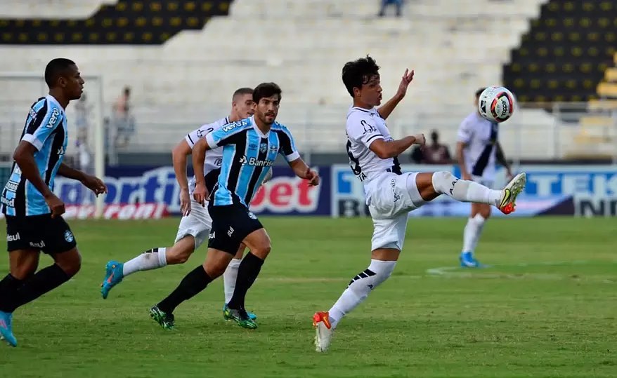 Ponte Preta fazendo sua estreia contra o Grêmio