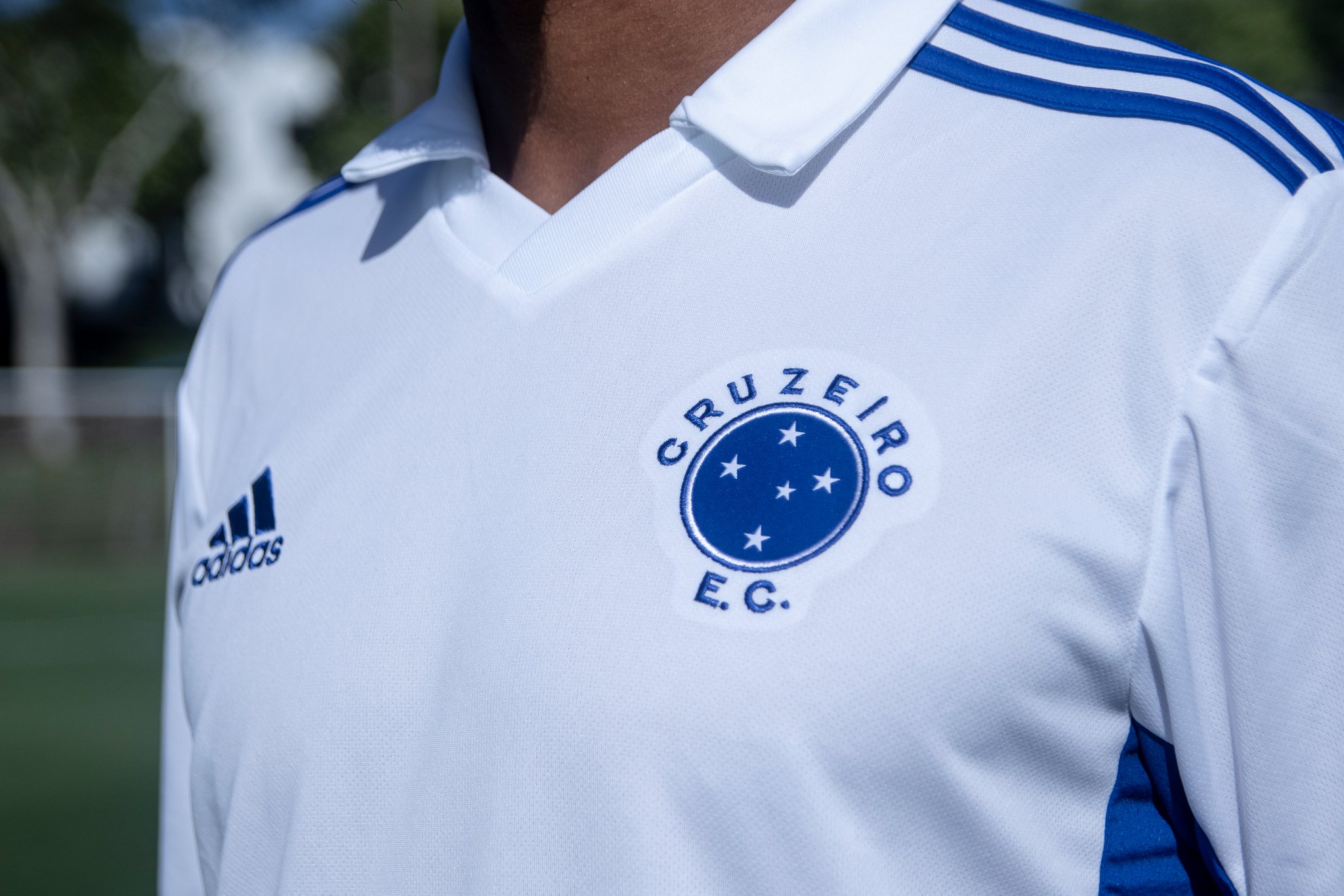 Cruzeiro lança nova camisa branca ‘Nossa insígnia’