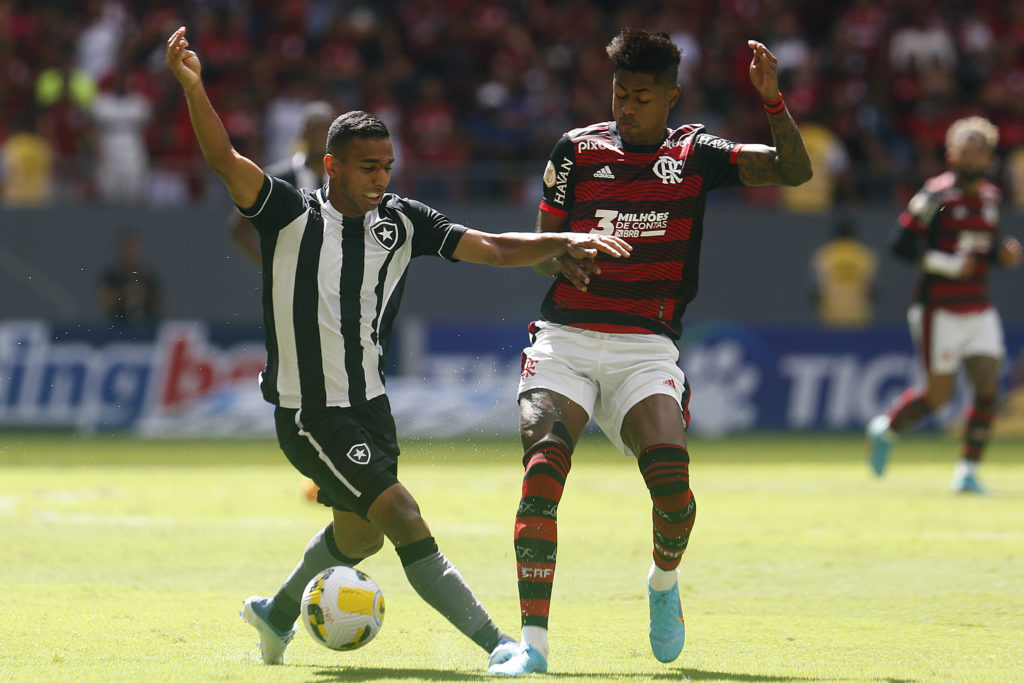 Bruno Henrique marca de cabeça e Flamengo vence Chapecoense na Arena Condá  - TNH1