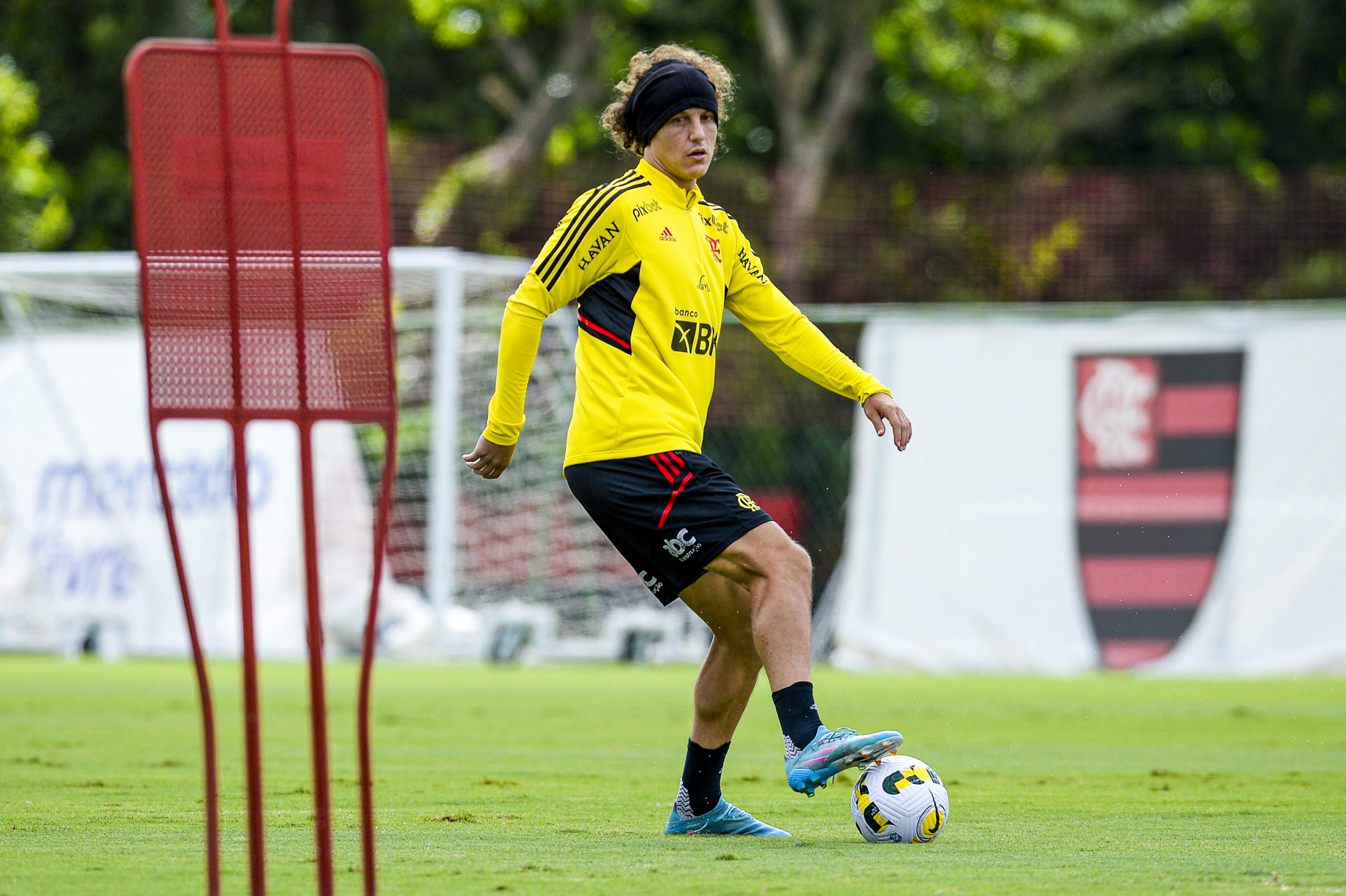 David Luiz participa de treino e volta a ficar à disposição contra o Goiás