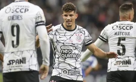 Laudo apontou que Rafael Ramos, lateral-direito do Corinthians, não cometeu injúria racial com Edenílson, do Internacional