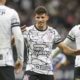 Laudo apontou que Rafael Ramos, lateral-direito do Corinthians, não cometeu injúria racial com Edenílson, do Internacional