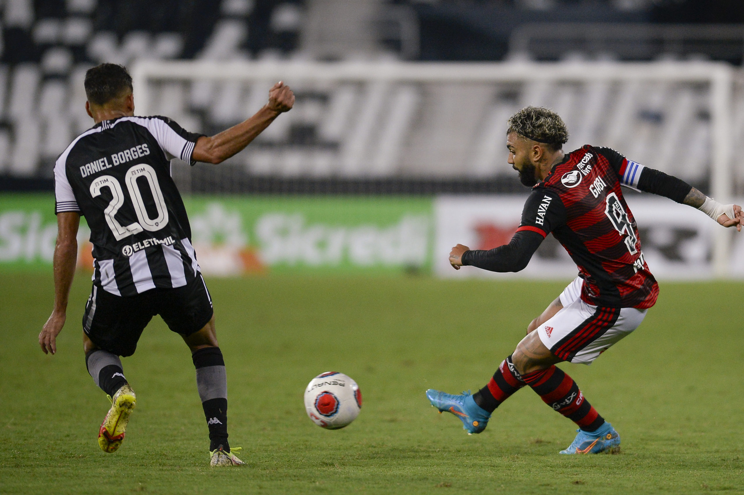 Flamengo e Botafogo se enfrentam pela primeira vez no Mané Garrincha neste domingo