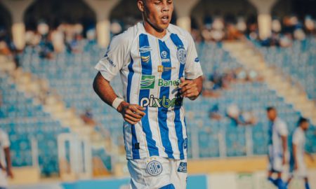 Matheus Souza celebra gol confiança