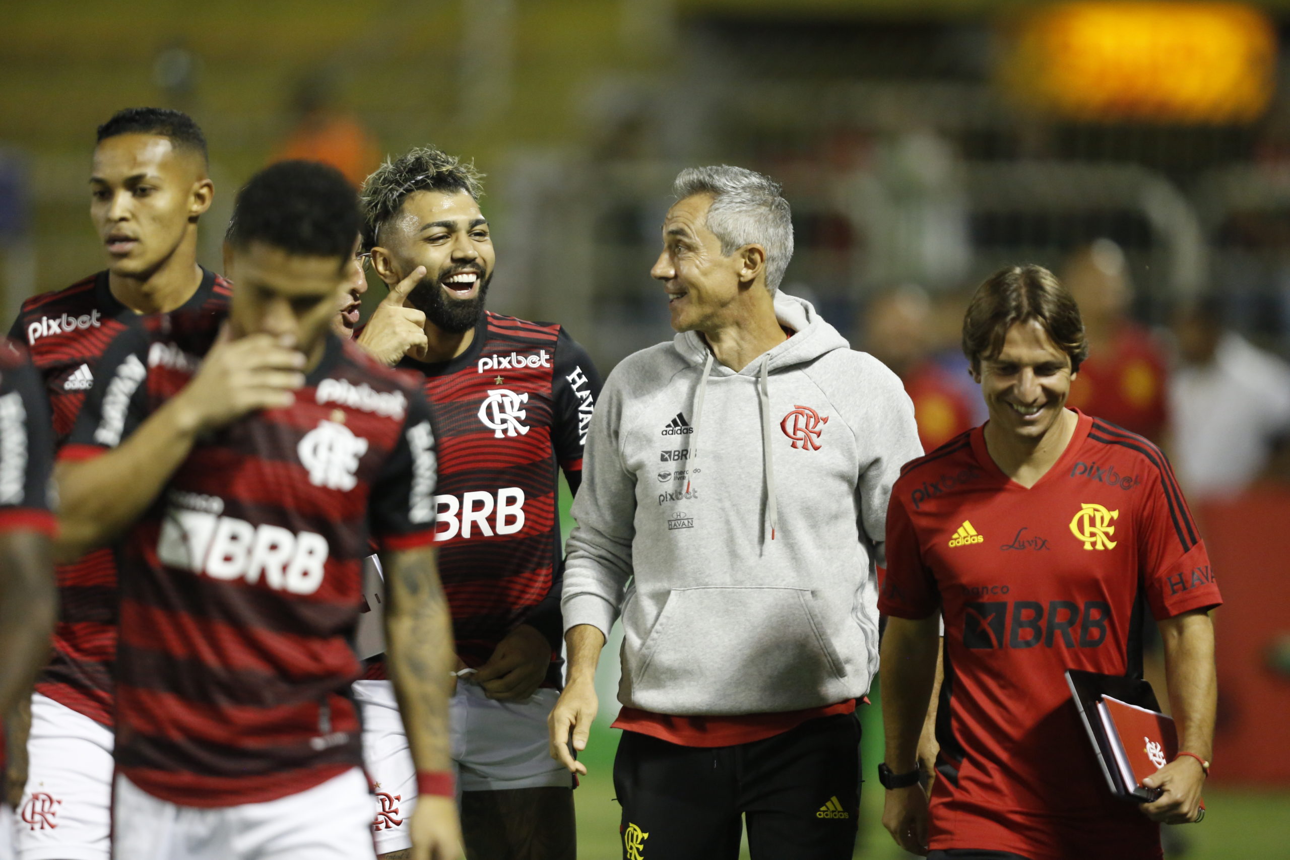 Paulo Sousa comemora classificação e rasga elogios a Victor Hugo: ‘Tem uma leitura de jogo muito boa’
