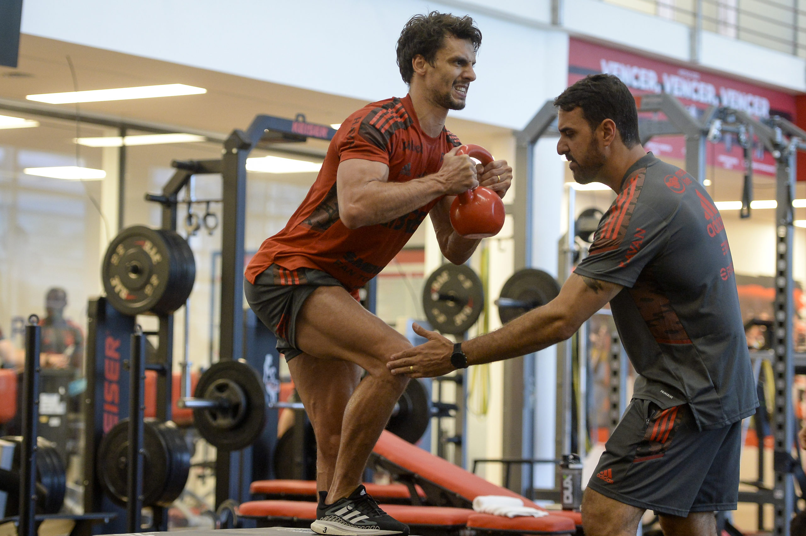 Rodrigo Caio quebra silêncio, fala sobre recuperação e elogia departamento médico do Flamengo: ‘Vem fazendo um grande trabalho’