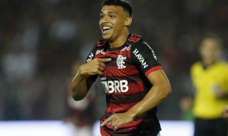 Victor Hugo celebra primeiro gol como profissional do Flamengo: 'Entre os dias mais felizes da minha vida'