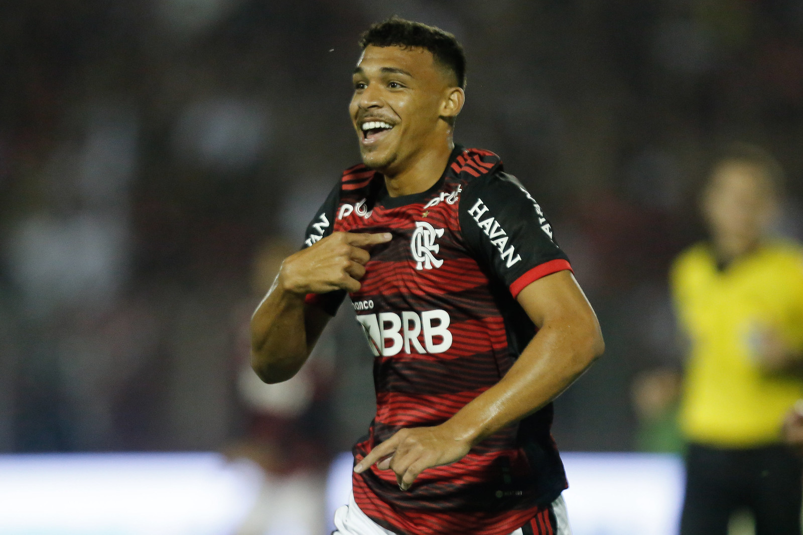 Victor Hugo celebra primeiro gol como profissional do Flamengo: 'Entre os dias mais felizes da minha vida'