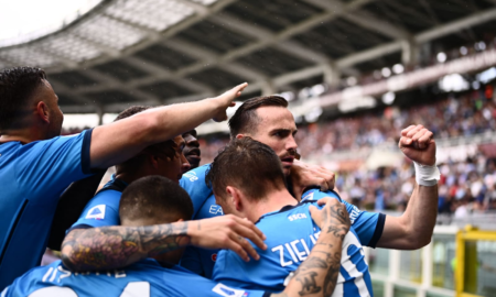 Napoli vence Torino