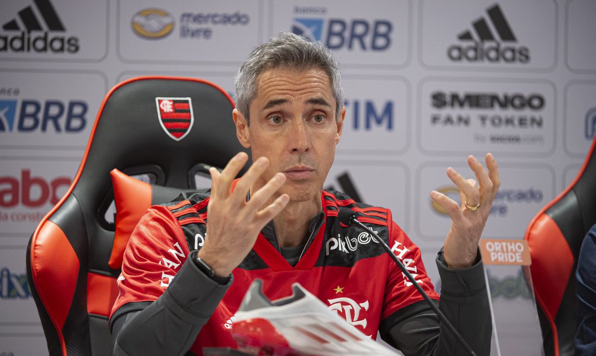 Paulo Sousa lamenta chances perdidas pelo Flamengo, diz respeitar Jorge Jesus e manda recado