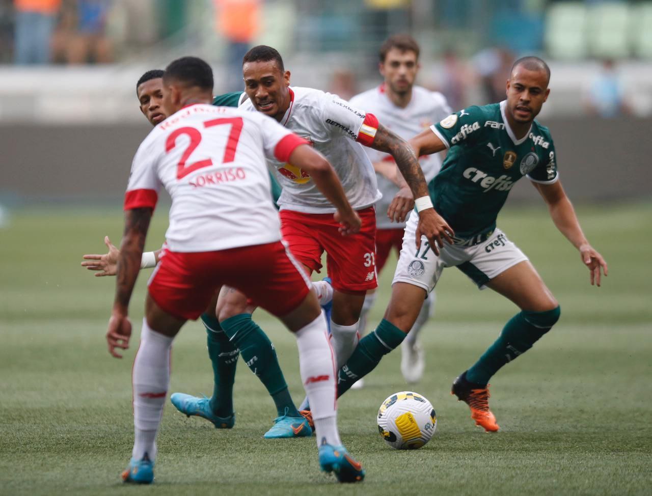 Jogadores do Massa Bruta disputam a bola com os do Palmeiras. Foto: Ari Ferreira/Red Bull Bragantino