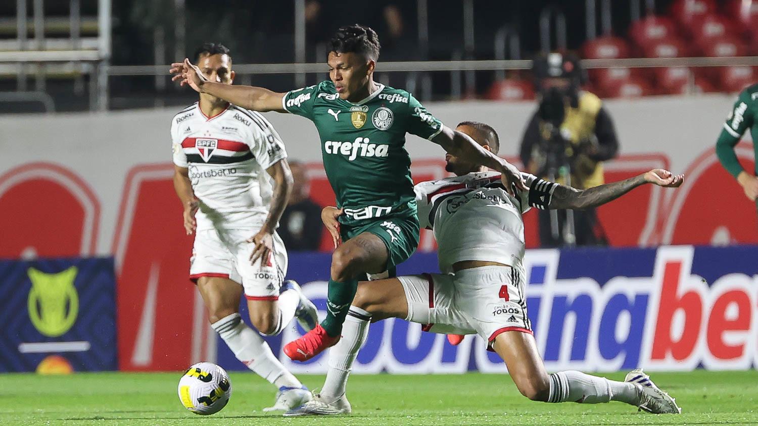 São Paulo recua no segundo tempo e leva virada do Palmeiras nos acréscimos pelo Brasileirão
