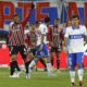 Em jogo maluco de três expulsões e seis gols, São Paulo vence U. Católica pelas oitavas de final da Sul-americana