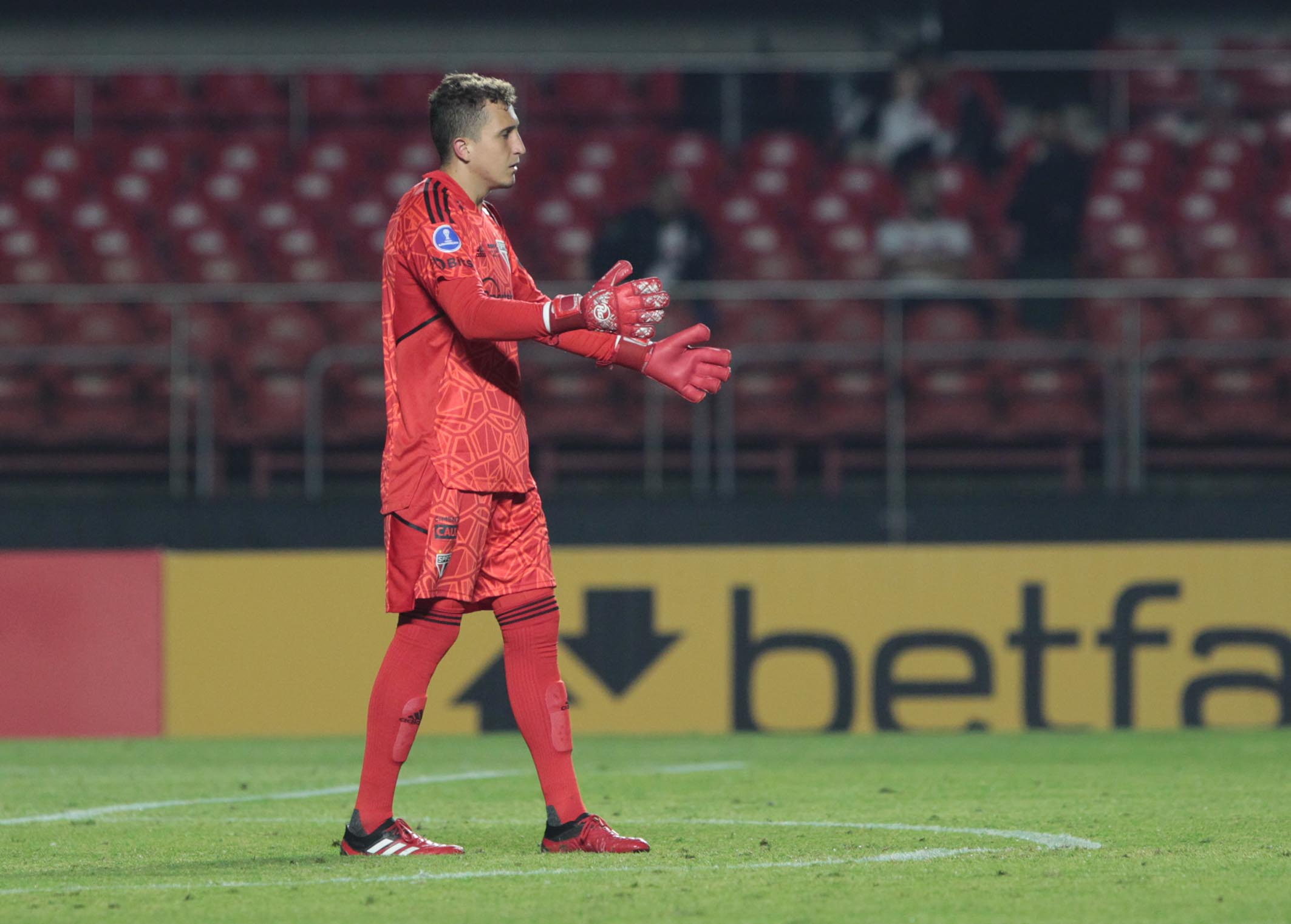 São Paulo renova com jovem goleiro Thiago Couto