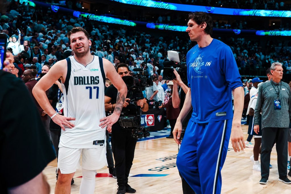 Houston Rockets assina com Boban Marjanovic por mais uma temporada