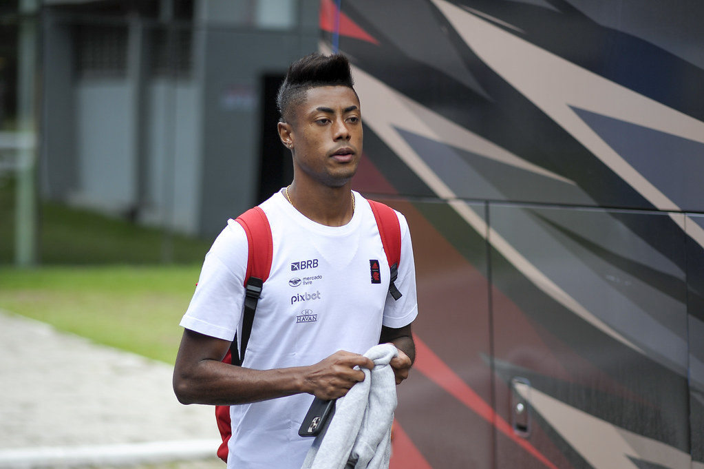 Cirurgia no joelho direito de Bruno Henrique, do Flamengo, é realizada neste domingo
