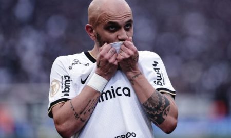Fábio Santos decide de pênalti, Corinthians encosta na liderança e vence o Goiás por 1 a 0