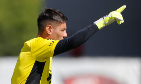 Diego Alves volta a participar de treinamento e se aproxima de retorno no Flamengo