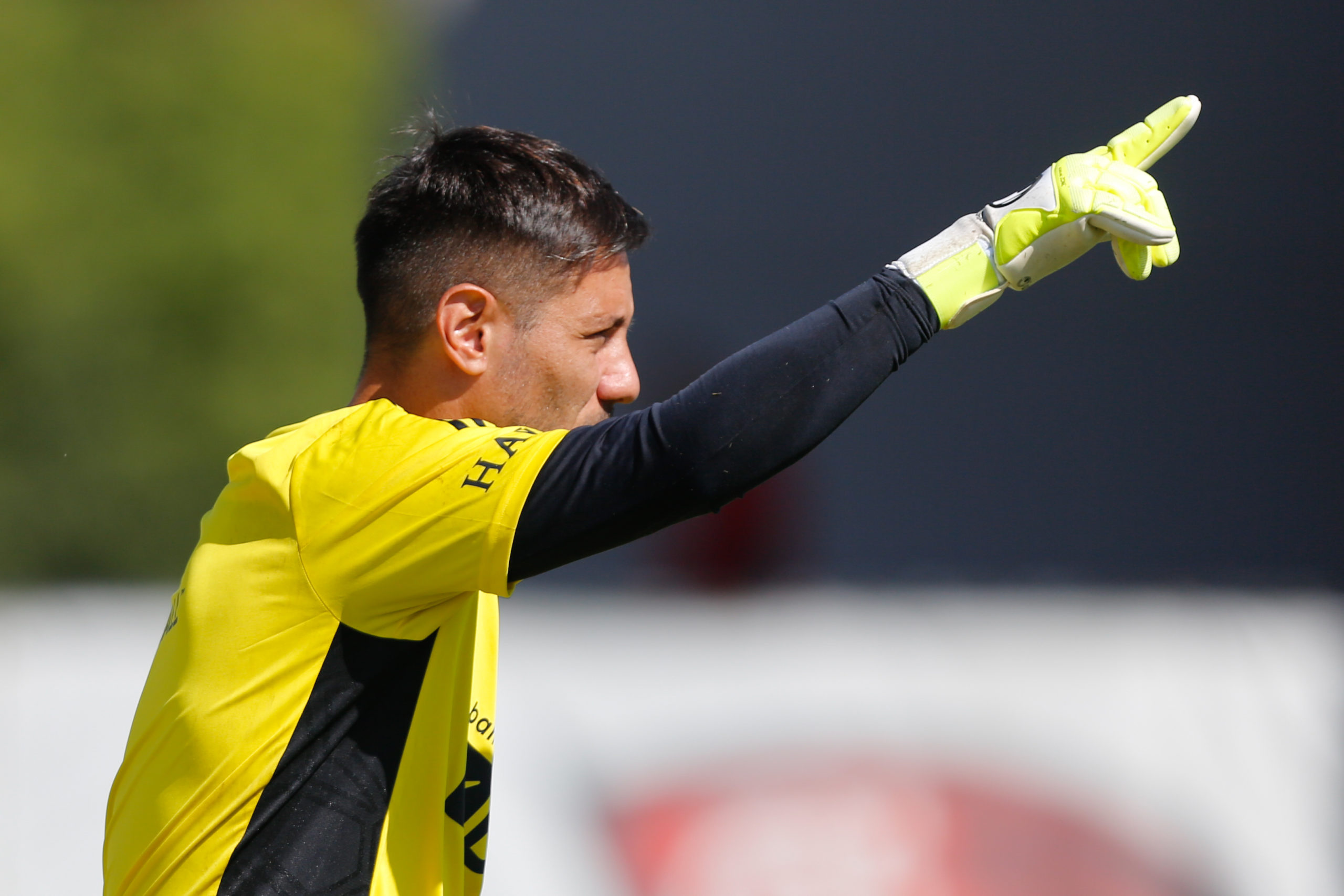 Diego Alves volta a participar de treinamento e se aproxima de retorno no Flamengo