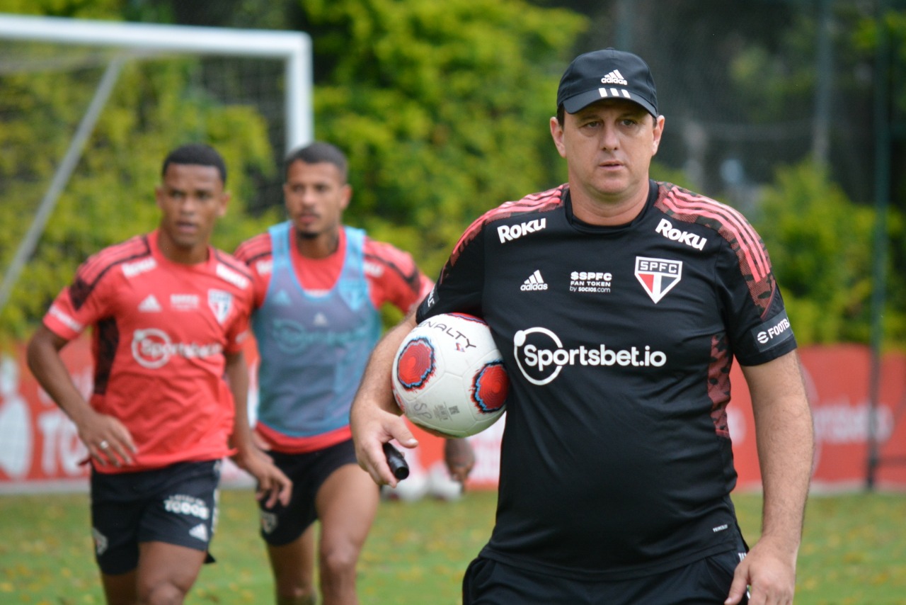São Paulo finaliza mais um treino visando duelo contra o Avaí; veja provável time e situação dos desfalques