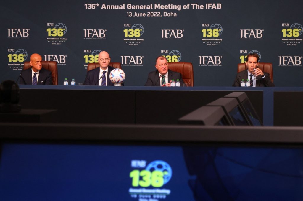 Ifab explica ajustes nas regras do futebol e vê VAR do Brasil dentro da  média mundial - Jornal O Globo