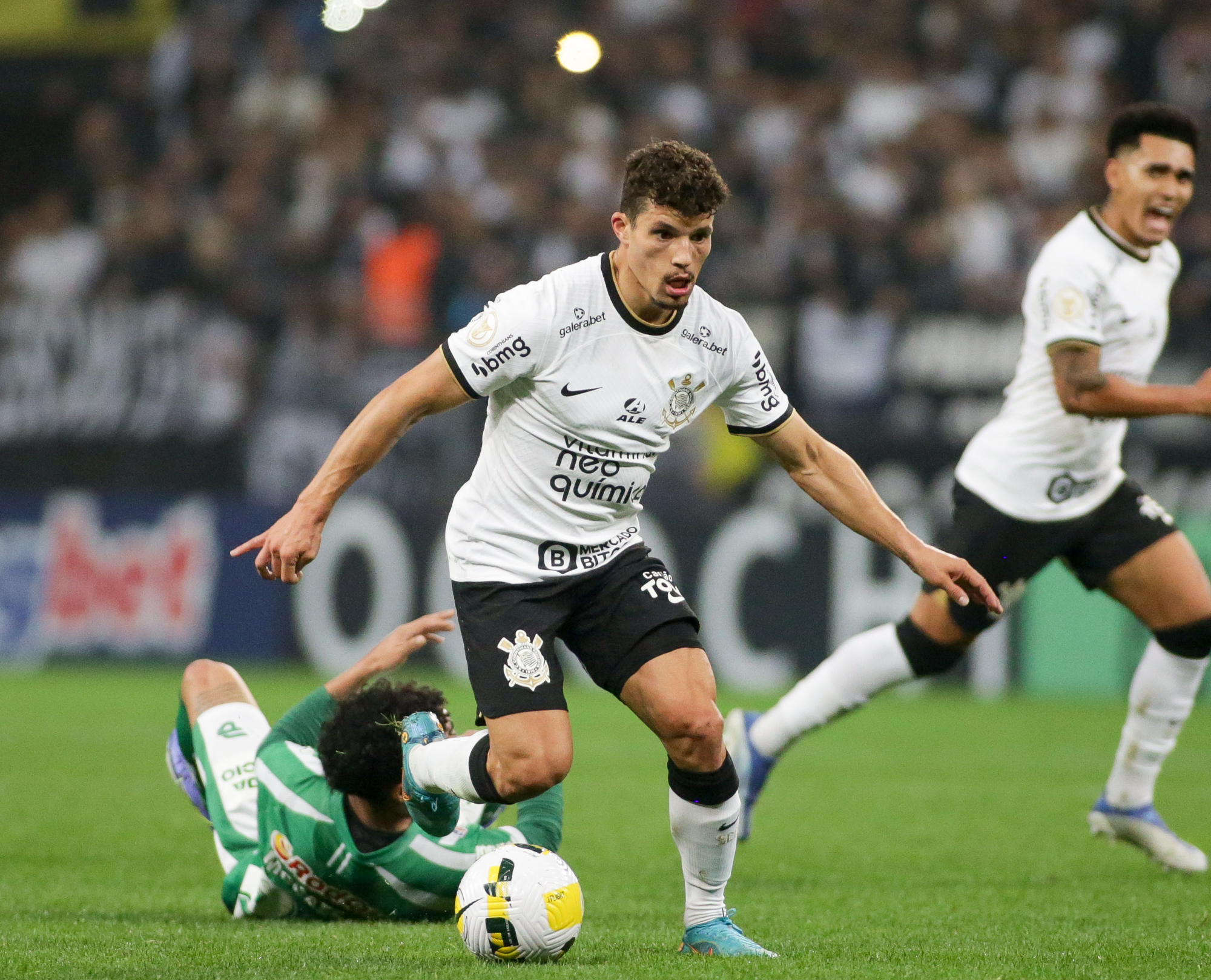 Com gol no final, Chapecoense vira e bate o Corinthians pela 1ª vez na  história