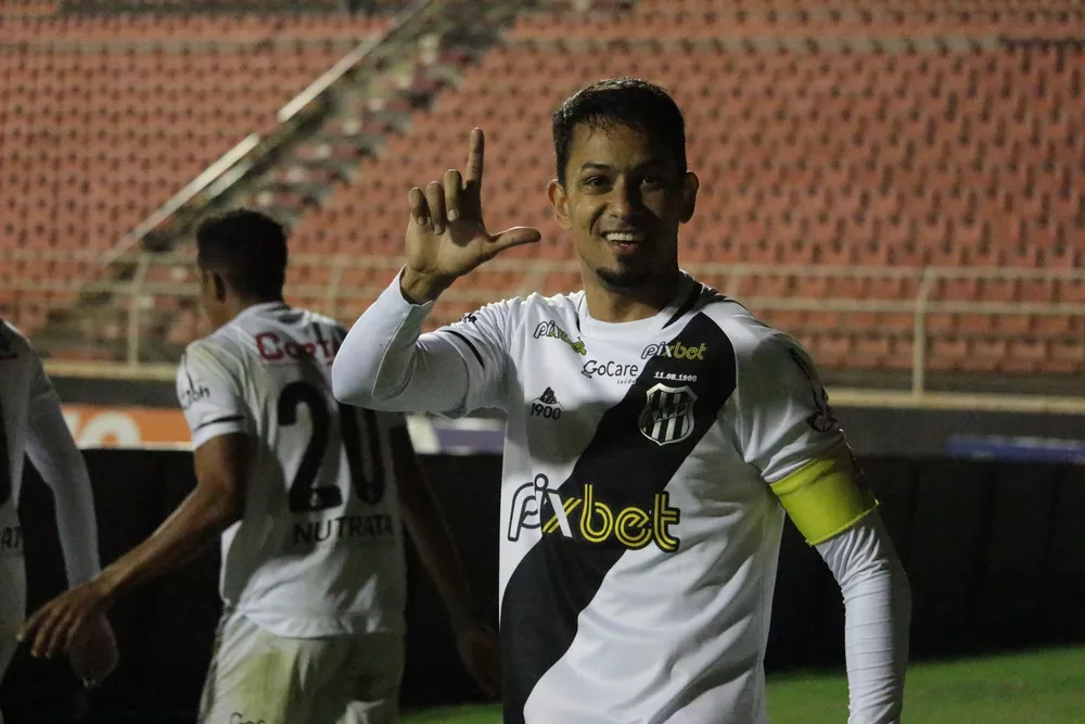 Lucca comemorando um dos dois gols marcados na vitória de hoje da Ponte Preta contra o Ituano