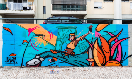 Grafites e painéis foram espalhados pelas ruas de Lisboa, Portugal, para celebrar o novo mapa de Valorant, Pearl.