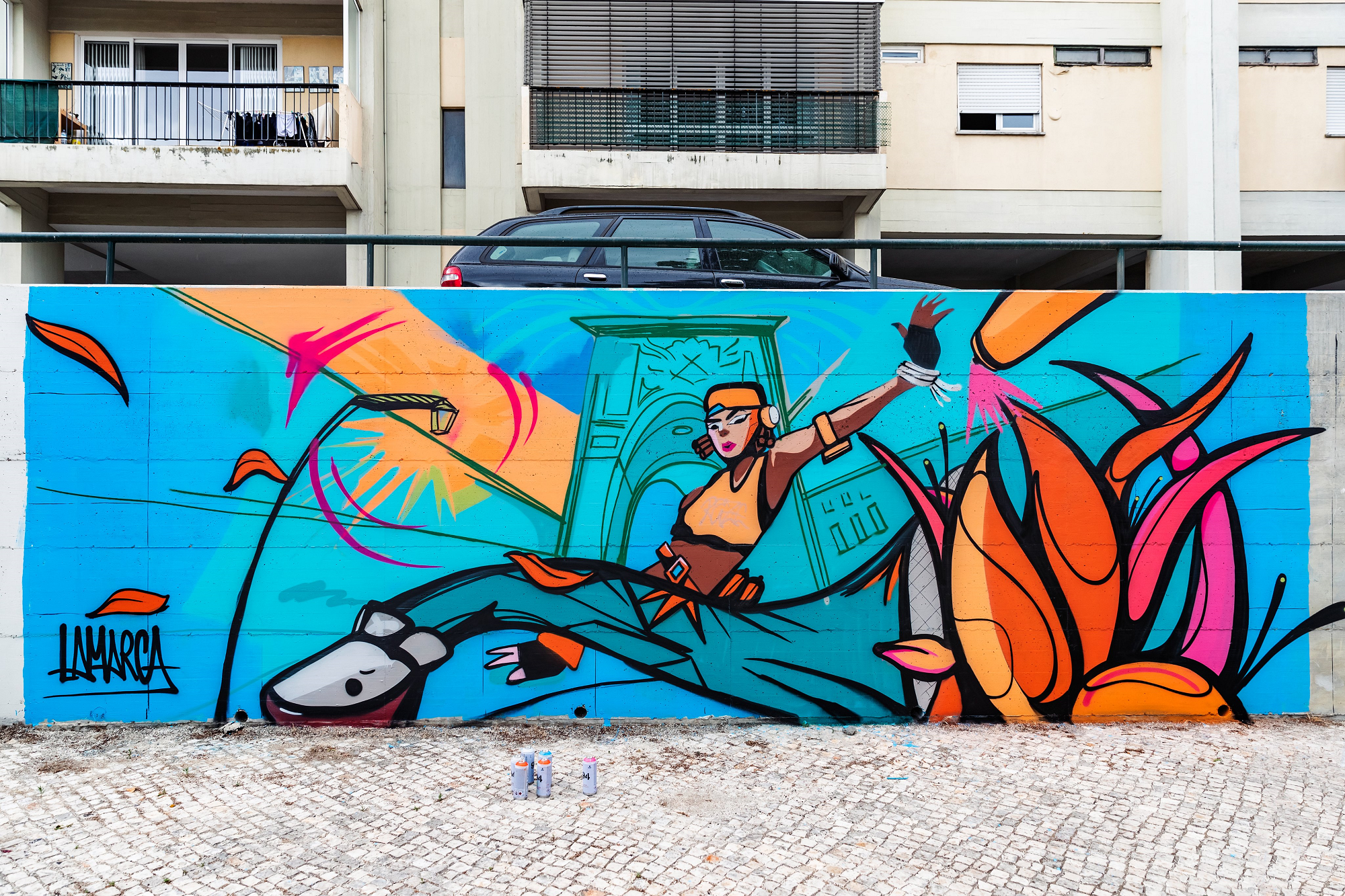 Grafites e painéis foram espalhados pelas ruas de Lisboa, Portugal, para celebrar o novo mapa de Valorant, Pearl.