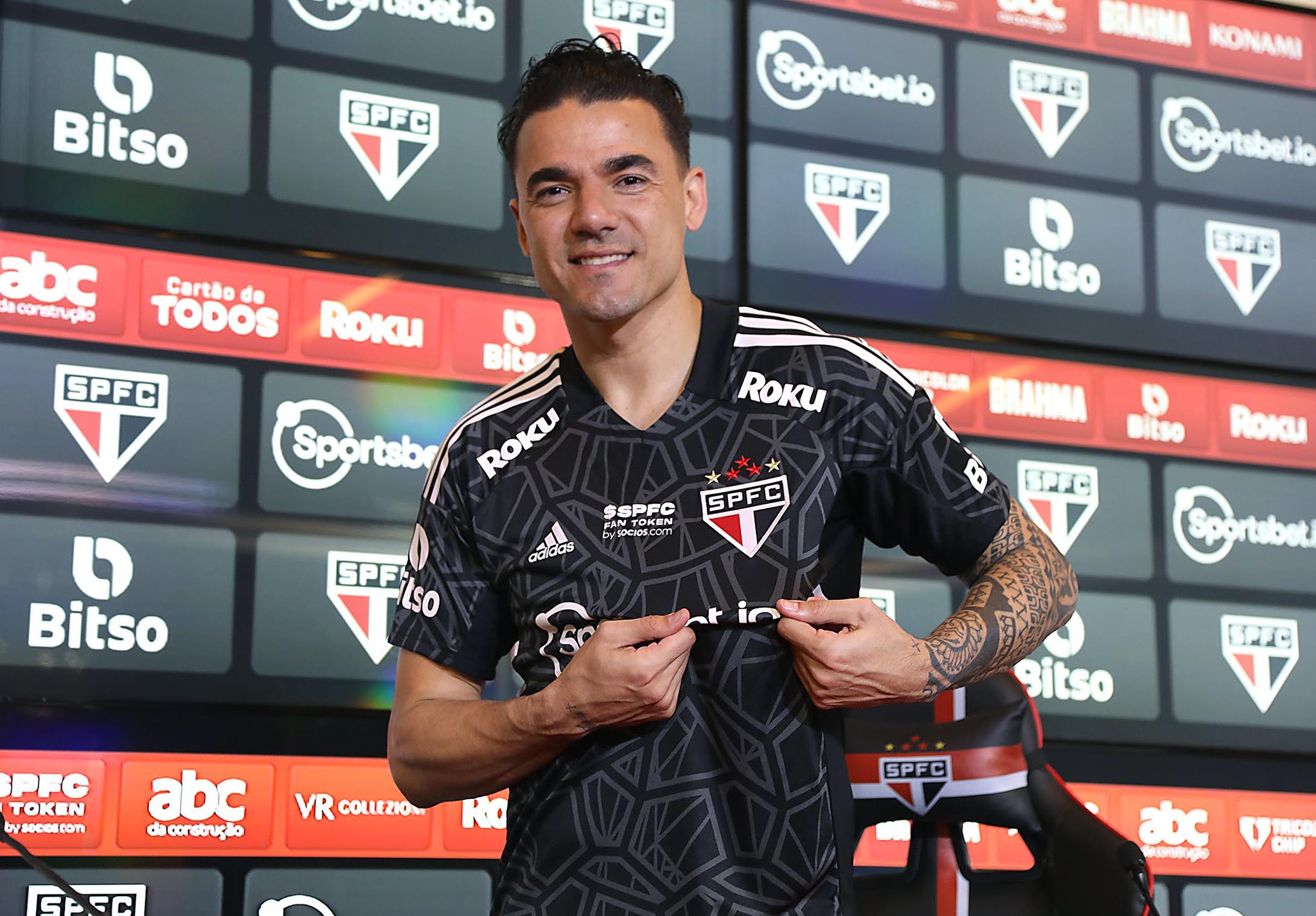 Felipe Alves é apresentado no São Paulo e frisa: ‘Defender esse Clube é uma oportunidade de ouro’